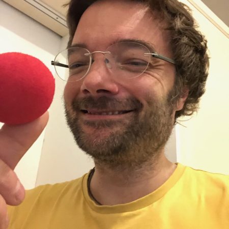 rote Nase in der Hand